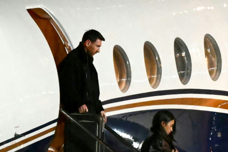 Lionel Messi descend de son avion privé à Rosario pour faire ses adieux à son père Jorge.