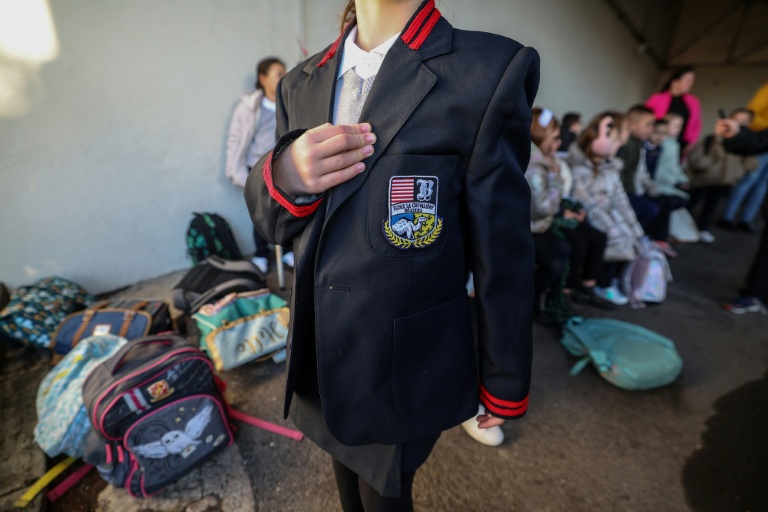 Un élève pose avec son uniforme d'école à Béziers, le 26 février 2024, dans l'Hérault
