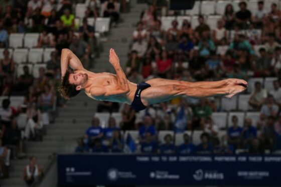 Jules Bouyer en plein saut lors des Championnats d'Europe de natation.