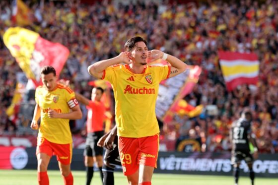 Florian Thauvin célèbre un but lors du match Lens-Auxerre en Ligue 1.