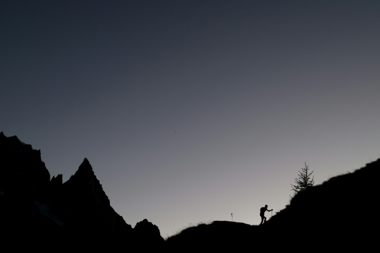 Un participant à l'Ultra-Trail du Mont-Blanc (UTMB) sur l'arête du Mont Favre durant cette course de 174 km autour de Chamonix le 29 août 2026