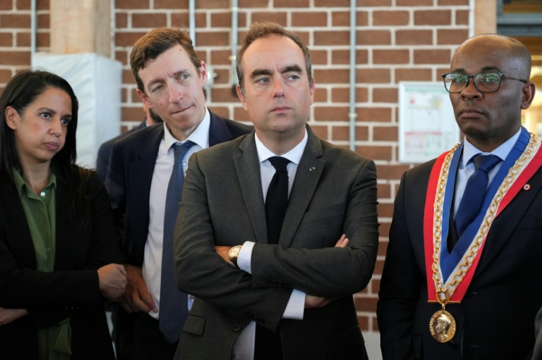 Le Premier ministre Sébastien Lecornu, entouré par les ministres des Outre-mer Naïma Moutchou et de l'Education Edouard Geffray et le maire de Mamoudzou, Ambdilwahedou Soumaïla, le 27 août 2026 à Mayotte