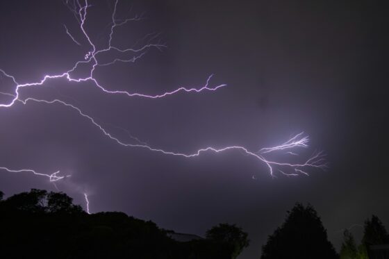 Foudre illuminant le ciel pendant un orage