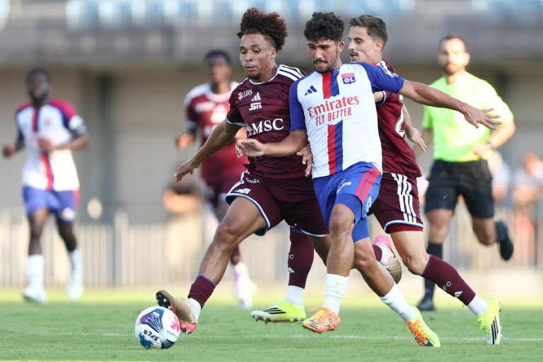 L'attaquant vénézuelien de Lyon  Alejandro Gomes Rodriguez (en blanc) lors du match de préparation contre le Servette de Genève au stade Pierre Rajon de Bourgoin-Jallieu le 15 juillet 2026.