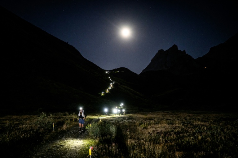 Des participants à l'Ultra-Trail du Mont-Blanc (UTMB), une boucle de 174 km autour de Chamonix, dans la nuit du 29 au 30 août 2026