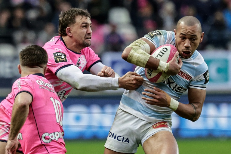 Gaël Fickou (d) tente d'éviter le plaquage de Jeremy Ward (c) lors du match de Top 14 entre le Racing 92 et le Stade Français, le 20 décembre 2025 au stade Jean-Bouin à Paris