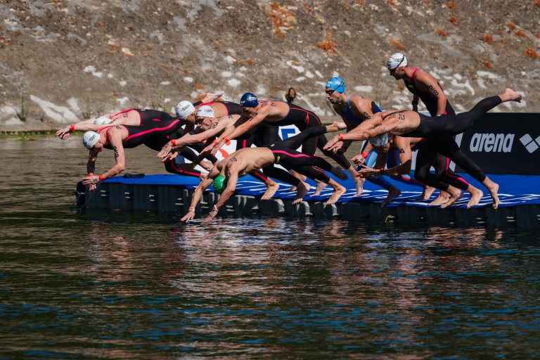 Les nageurs plongent dans la Seine lors des Championnats d'Europe de natation en eaux libres.