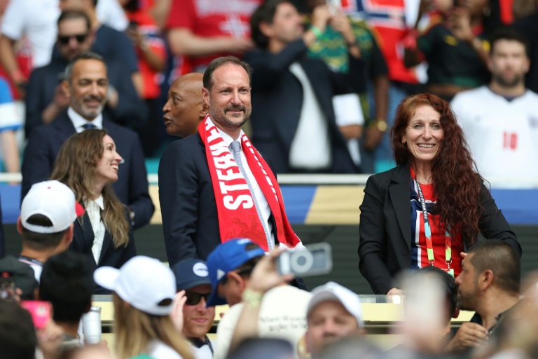 Le prince héritier Haakon de Norvège et la présidente de la Fédération norvégienne de football, Lise Klaveness, assistent au quart de finale de la Coupe du monde 2026 opposant la Norvège à l'Angleterre, à Miami Gardens, le 11 juillet 2026