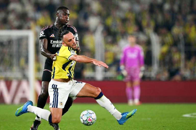 Le défenseur de Lyon Moussa Niakhate (G) aux prises avec le joueur de Fenerbahçe Vedat Muriqi lors du barrage aller de Ligue des champions, le 18 août 2026 à Istanbul