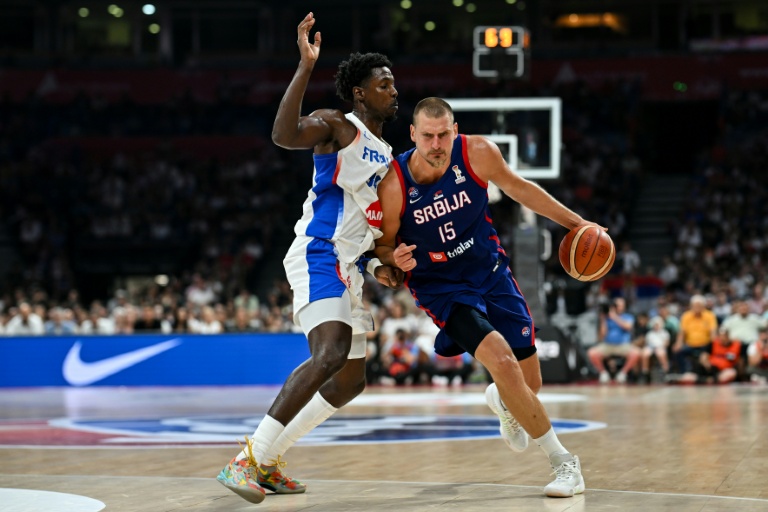 Nikola Jokic (d) face à Jaylen Hoard lors du match amical Serbie-France le 20 août 2026 à La Belgrade Arena