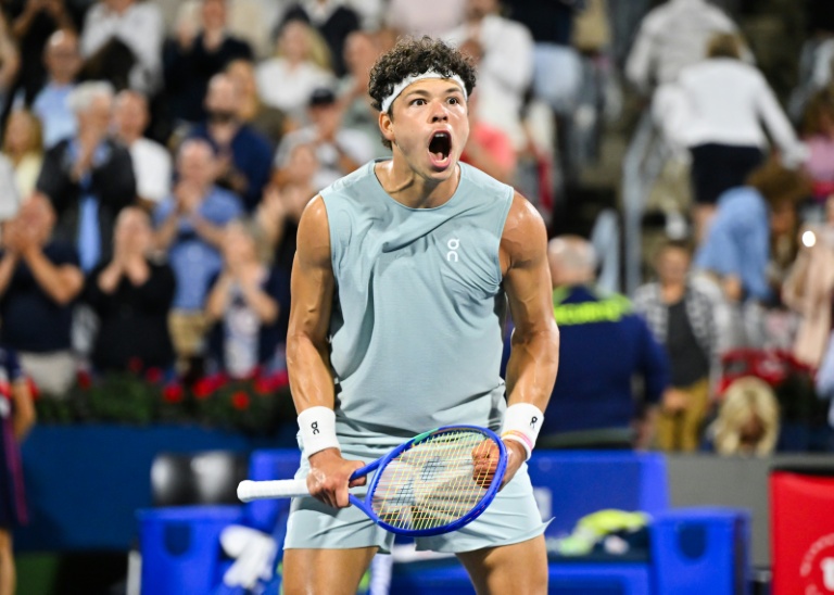 Ben Shelton célèbre sa victoire au Masters 1000 de Montréal.