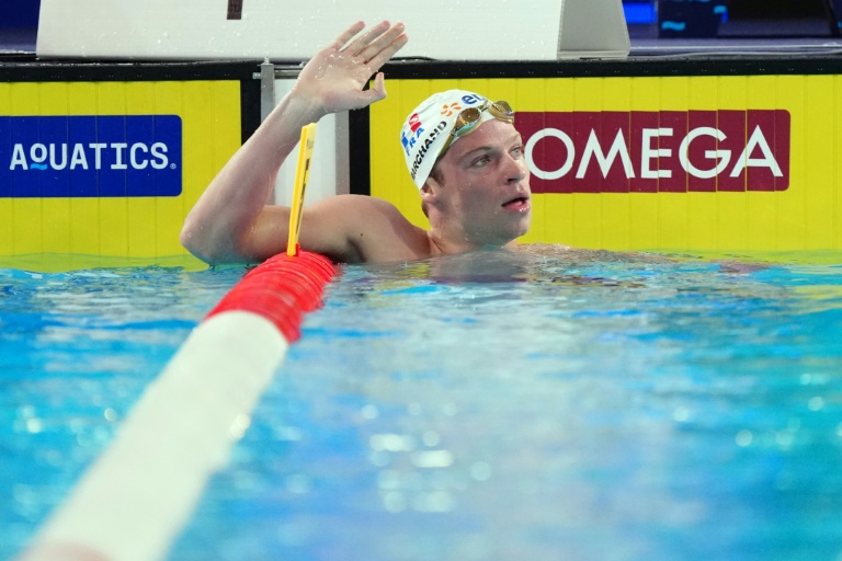 Léon Marchand après sa demi-finale du 200 m papillon lors des championnats d'Europe de natation à Saint-Denis le 14 août 2026