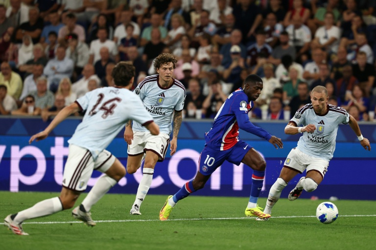 Ousmane Dembélé entouré de joueurs d'Aston Villa mercredi lors de la Supercoupe d'Europe à Salzbourg