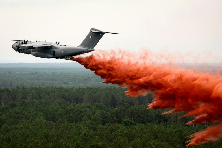 Un avion de transport militaire A400M de l'armée de l'Air et de l'Espace effectue son tout premier largage de produit retardant sur l'incendie de forêt près de Lacanau, dans le sud-ouest de la France, le 25 juillet 2026