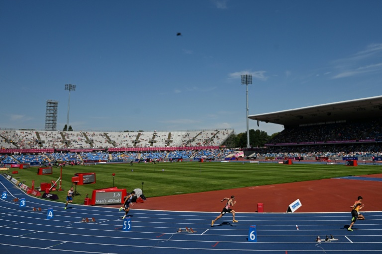 Les demi-finales du 400m haies hommes des championnats d'Europe d'athlétisme se courent devant les tribunes peu garnies de l'Alexander Stadium de Birmingham le 12 août 2026