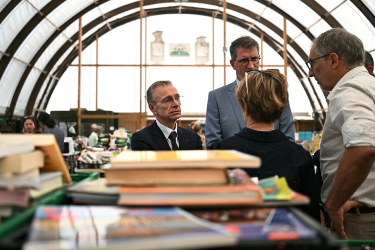 Le recteur de l'académie de Bordeaux Jean-Marc Huart (à gauche) en visite dans un court de tennis transformé en centre de stockage de dons au Porge le 31 août 2026, en compagnie du maire de la commune girondine Martial Zaninetti (à droite)