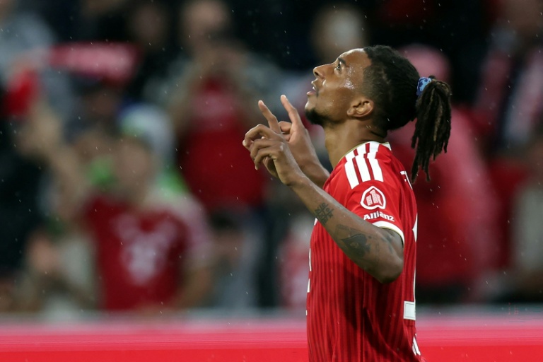 Michael Olise célèbre son but lors du match Bayern Munich Stuttgart.