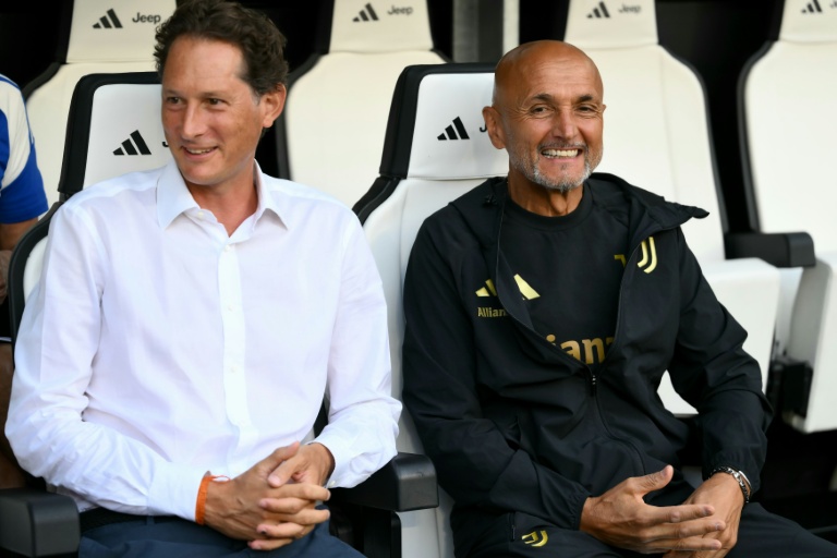 John Elkann (à gauche), président de Stellantis et PDG d'Exor, représentant de l'actionnaire majoritaire de la Juventus, aux côtés de l'entraîneur italien de la Juventus, Luciano Spalletti, avant le match amical opposant la Juventus à son équipe réserve, à Turin, le 17 août 2026