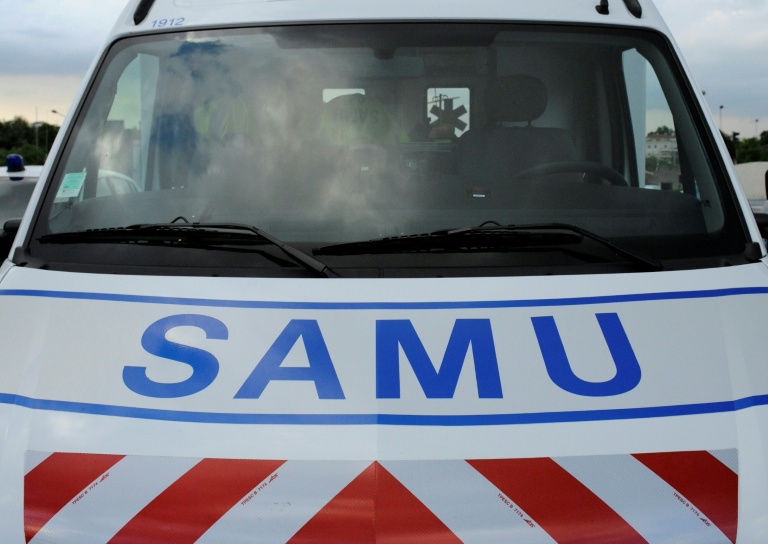 Véhicule du Samu avec le logo visible.
