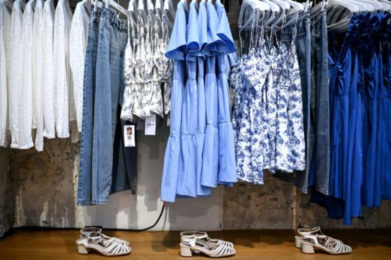 Vêtements de mode exposés, symbolisant la fast fashion et l'impact environnemental.