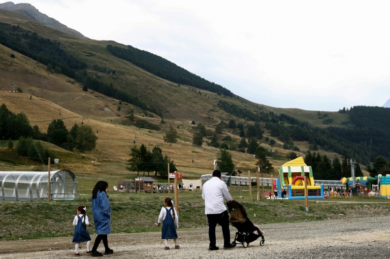 Une famille juive orthodoxe dans la station des Deux Alpes, en Isère, le 19 août 2026