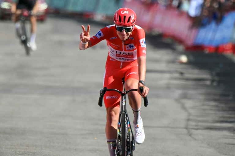 Tadej Pogacar célèbre sa victoire durant la Vuelta avant sa chute