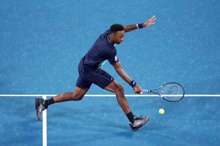Gaël Monfils en action pendant un match de tennis.