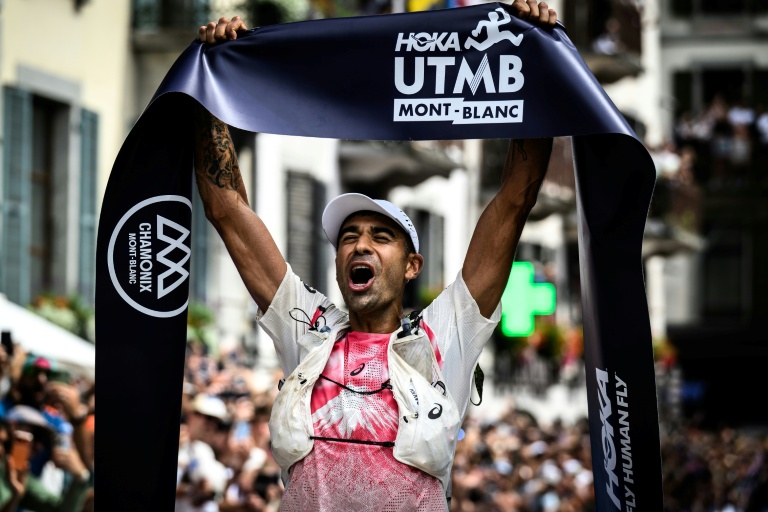La joie de l'Américain Ben Dhiman, vainqueur de l'Ultra-Trail du Mont-Blanc (UTMB), à l'arrivée à Chamonix le 29 août 2026