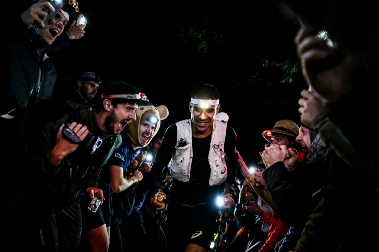 L'Américain Ben Dhiman lors de l'Ultra-Trail du Mont-Blanc (UTMB) au départ de Chamonix dans la nuit du 28 au 29 août 2026