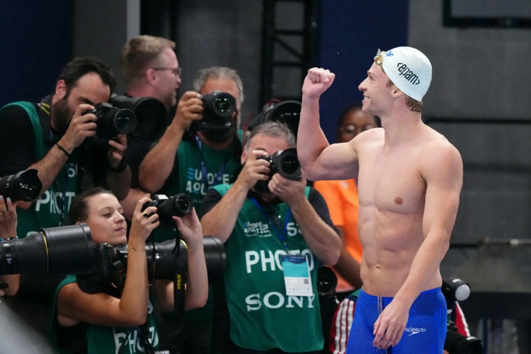 Léon Marchand célèbre sa victoire aux Championnats d'Europe de natation