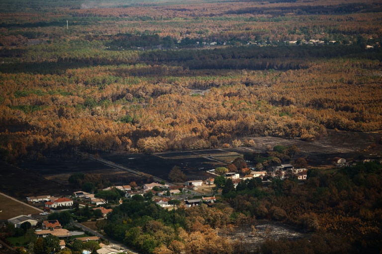 Vue aérienne prise depuis un hélicoptère de la sécurité civile montrant l'étendue des dégâts causés par un incendie sur la commune de Le Porge, en Gironde, le 31 juillet 2026
