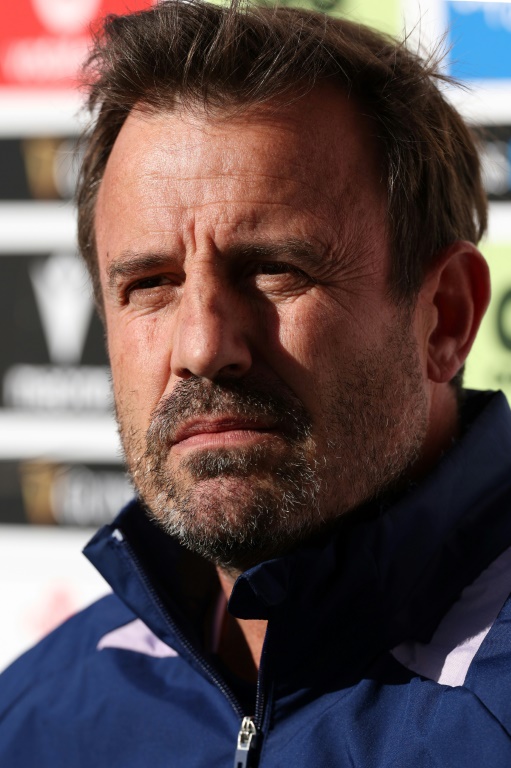 Le sélectionneur du XV féminin français François Ratier à Cardiff le 18 avril 2026 au pays de Galles