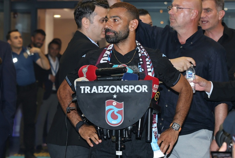 Mohamed Salah lors de sa signature avec Trabzonspor, entouré de supporters.