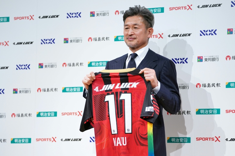 Kazuyoshi Miura présente son maillot de l'équipe de Fukushima United
