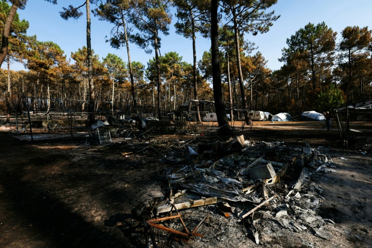 Des équipements du camping Le Grand-Crohot Ocean  détruits par un incendie de forêt sur la commune de Lège-Cap-Ferret, en Gironde, le 27 juillet 2026