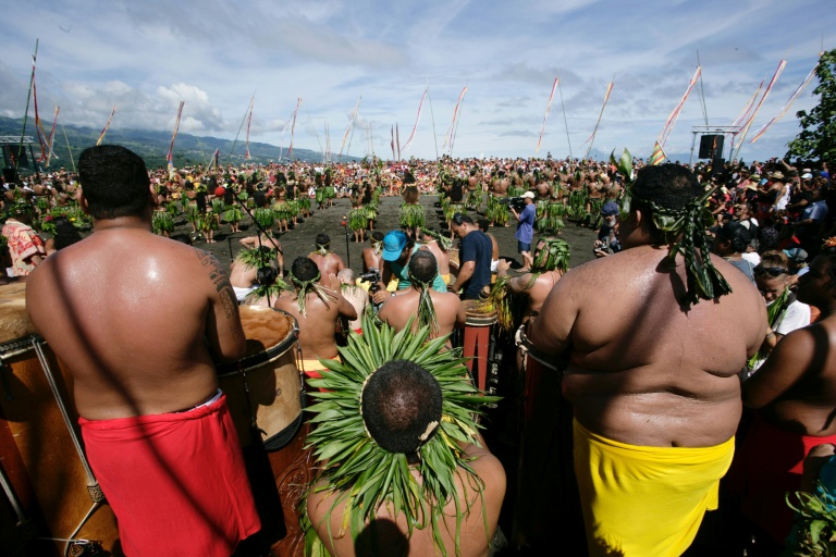 Des participants à une célébration sur la plage de la Pointe Vénus à Mahina, en Polynésie française, le 14 avril 2017