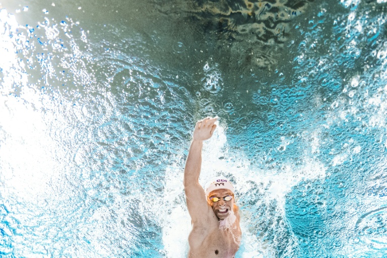 Léon Marchand, dans l'effort, assure le premier relais du 4x200 m libre aux Championnats d'Europe de natation à Saint-Denis, au nord de Paris, le 10 août 2026