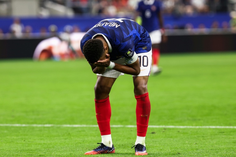 L'attaquant français Kylian Mbappé laisse paraître sa frustration lors de la demi-finale de la Coupe du Monde 2026 perdue face à l'Espagne, le 14 juillet à Arlington (Etats-Unis)