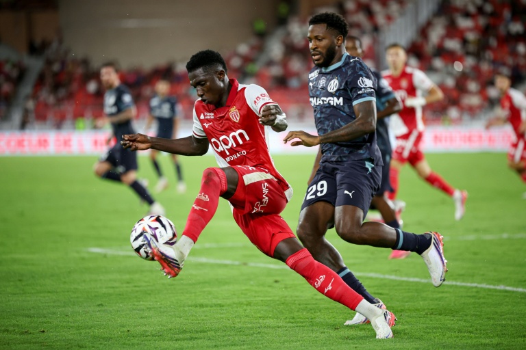 Le Monégasque Lamine Camara et le Marseillais Faris Moumbagna au duel lors du match de la 2e journée de Ligue 1 entre Monaco et l'OM au stade Louis-II le 30 août 2026