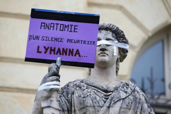 Statue avec une pancarte sur les violences sexuelles et l'affaire Lyhanna