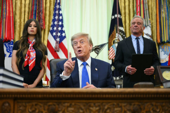 Donald Trump signe un nouveau décret sur les vaccins.