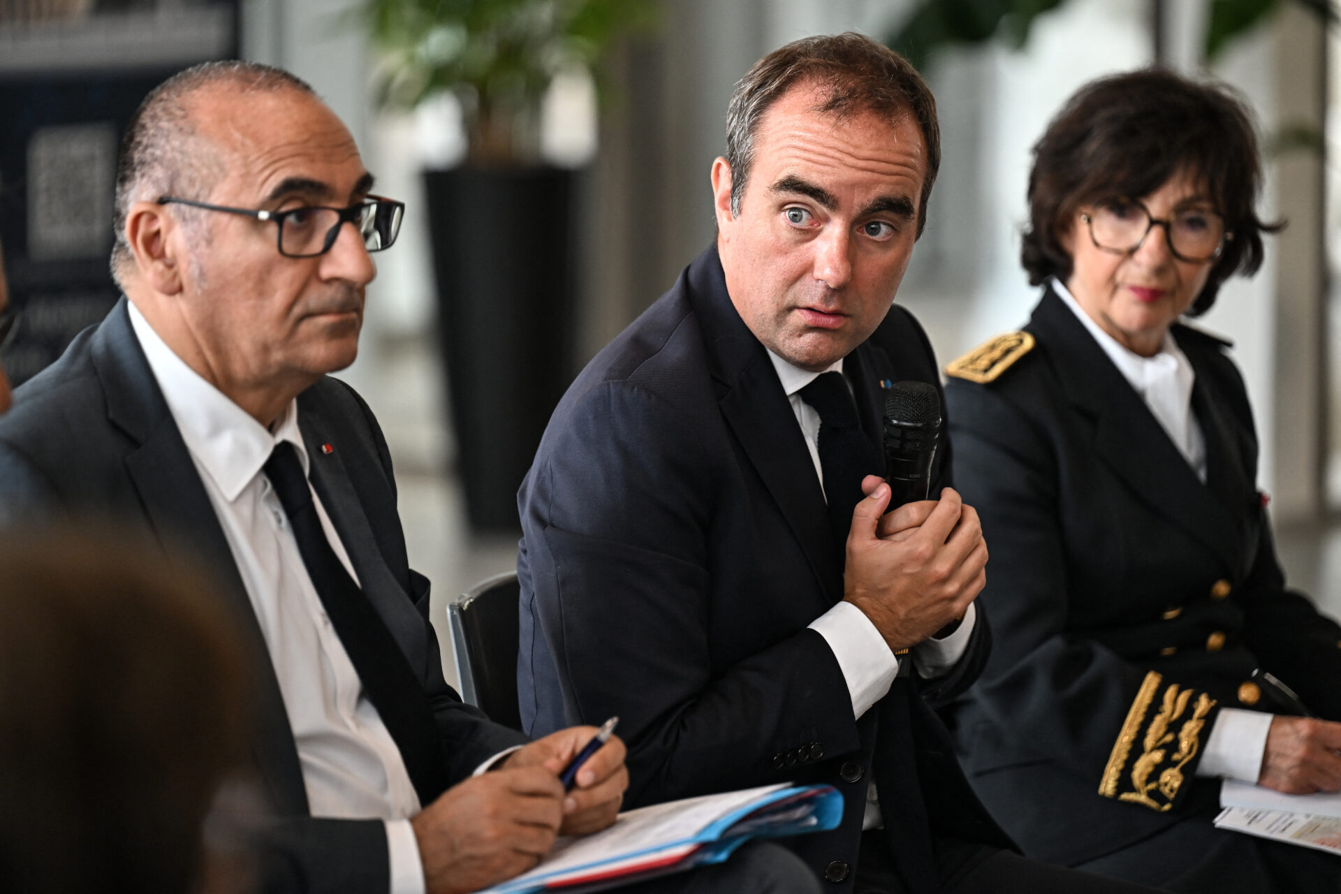 En déplacement, Sébastien Lecornu a présenté les grandes orientations pour reconstruire suite aux incendies.