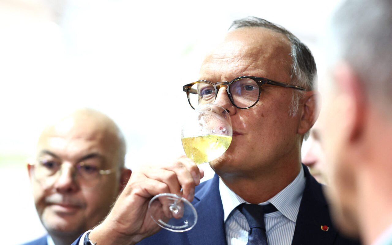Karim Bouamrane (PS) tâcle le « côté clownesque » d'Edouard Philippe