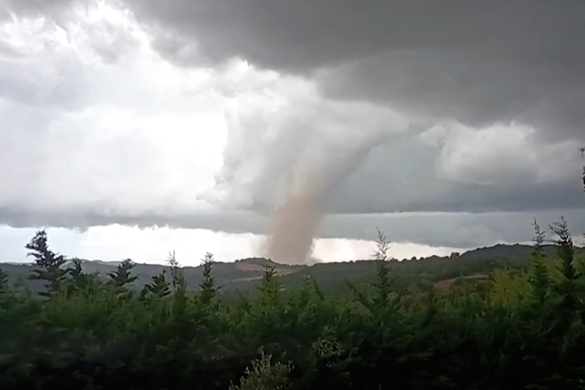Une terrible tornade a balayé hier le village de Pomas dans l'Aude