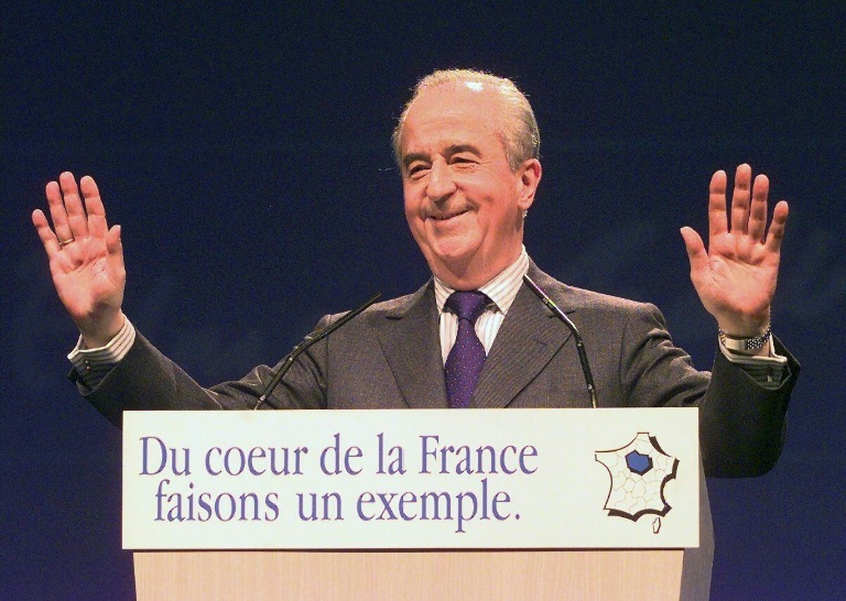 Édouard Balladur salue le public lors d'un discours politique