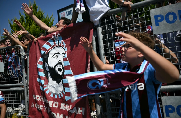 Des supporters de Trabzonspor acclament Mohamed Salah mercredi à l'aéroport Ataturk d'Istanbul.