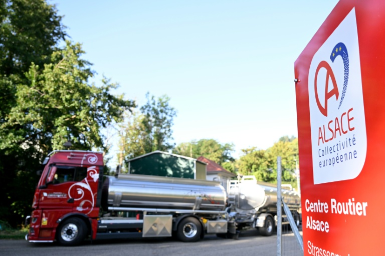 Un camion-citerne venu ravitailler en eau la commune de Sainte-Marie-aux-Mines, dans le Haut-Rhin, le 11 août 2026