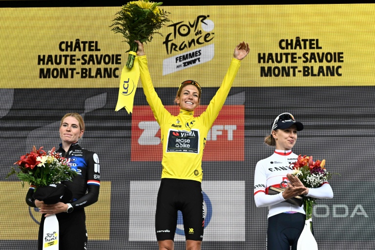 Demi Vollering (gauche) ne cachait pas sa déception sur le podium final du Tour de France le 3 août 2025 à Chatel, terminant derrière Pauline Ferrand-Prévot (centre) et devant Katarzyna Niewiadoma