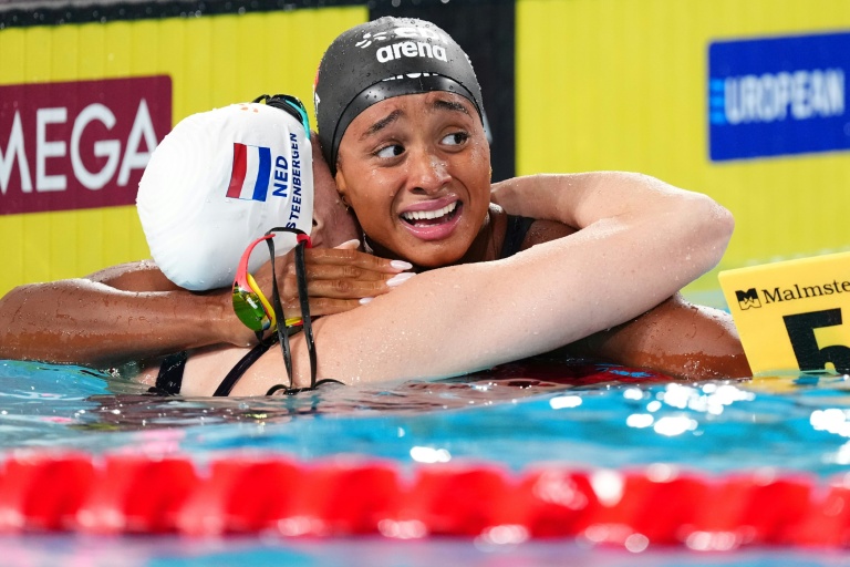 L'Italienne Sara Curtis réagit après avoir battu le record du monde du 50 m dos le 12 août 2026 pendant les championnats d'Europe de natation à Saint-Denis, près de Paris