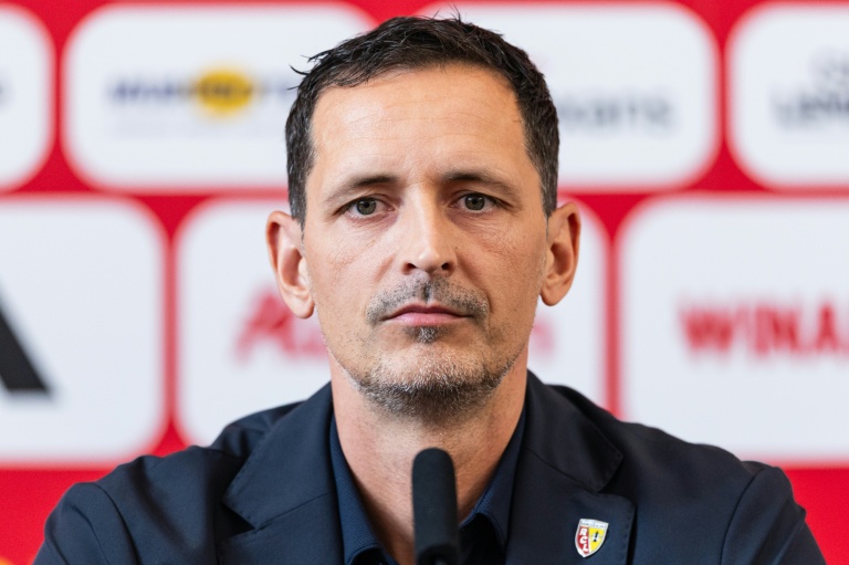 Le nouvel entraîneur de Lens Dino Toppmöller, lors de sa présentation officielle, le 16 juin 2026